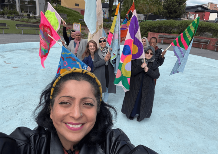 3. Saadia Hussain framför Olivia Lindsmyr och några av konstnärerna – deltagarna på kursen Svenska i fokus.