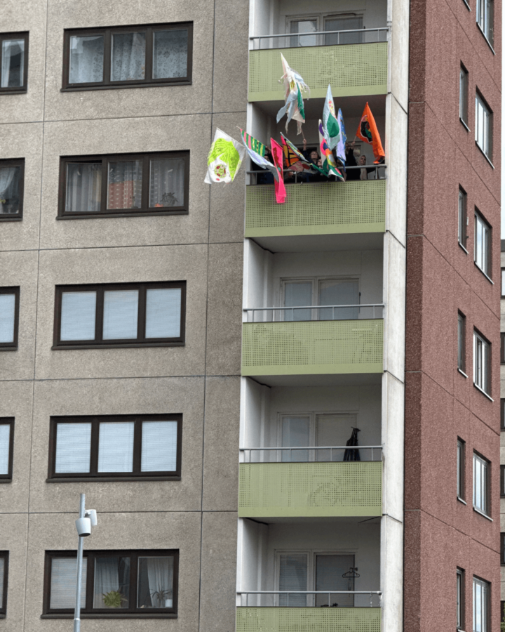 4. Flaggor på balkongen