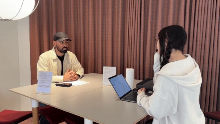 Stillbild från intervjusituation i film från utställningen