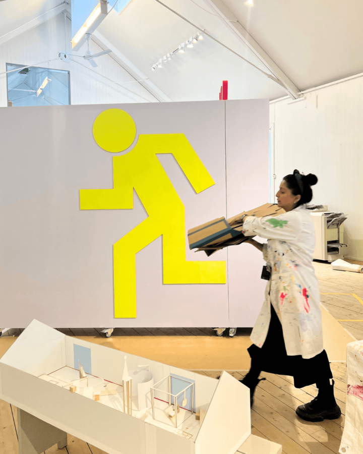 1 mb Saadia Hussain under utställningsproduktion Foto Mångkulturellt centrum